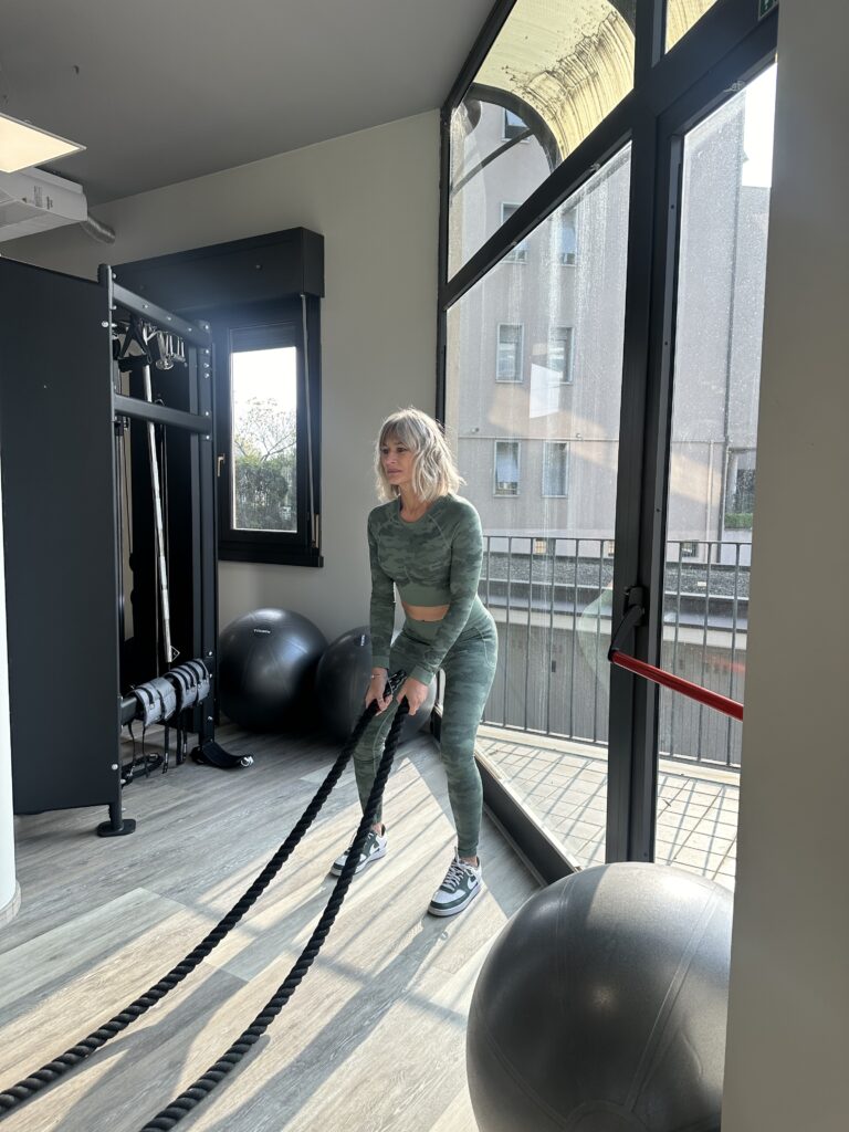 essere il fitness, donna che fa esercizio con la corda
