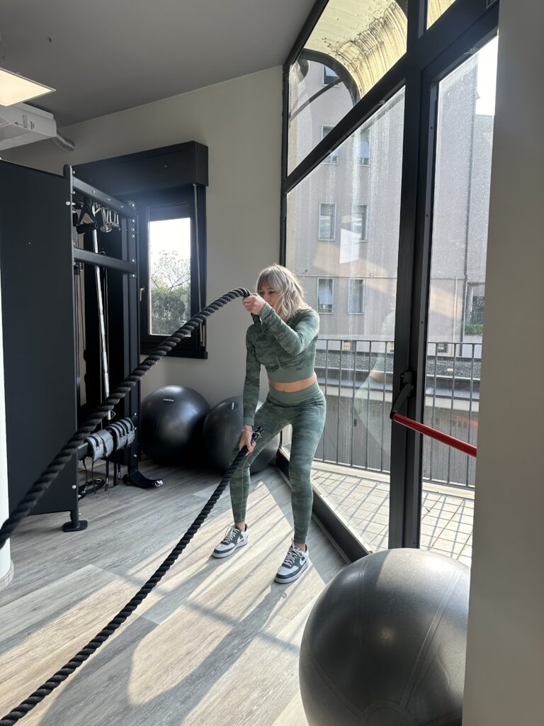 essere il fitness, donna che fa esercizio con la corda